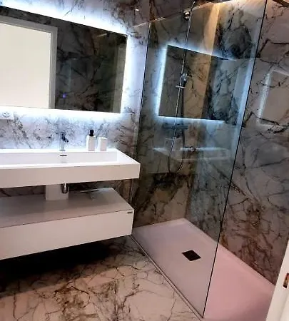 Superbe Climatisé Proche Plages, Grande Terrasse Et Parking Privé *