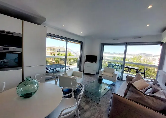 아파트 Superbe Climatise Proche Plages, Grande Terrasse Et Parking Prive 앙티브