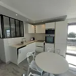 Superbe Climatise Proche Plages, Grande Terrasse Et Parking Prive アパート