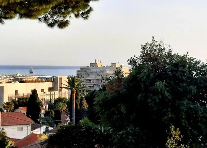 Superbe Climatise Proche Plages, Grande Terrasse Et Parking Prive