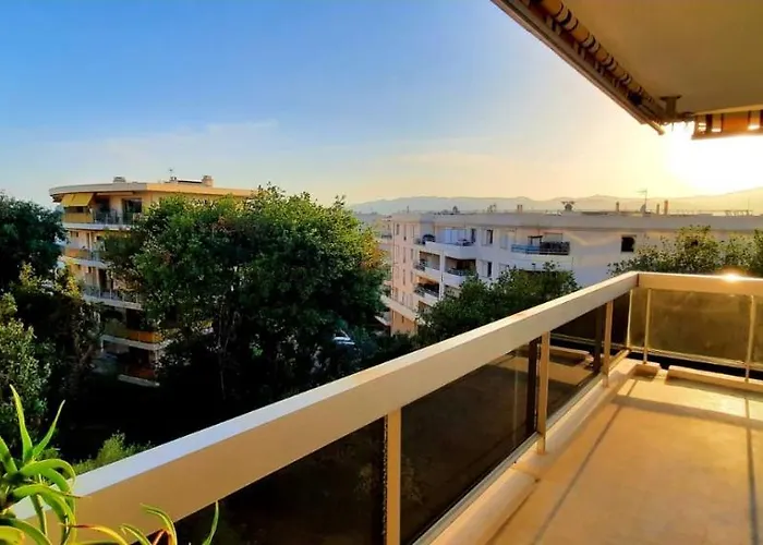 Superbe Climatisé Proche Plages, Grande Terrasse Et Parking Privé * Antibes