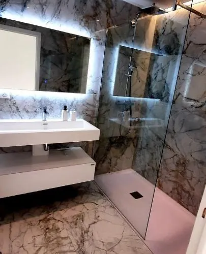 Superbe Climatisé Proche Plages, Grande Terrasse Et Parking Privé *