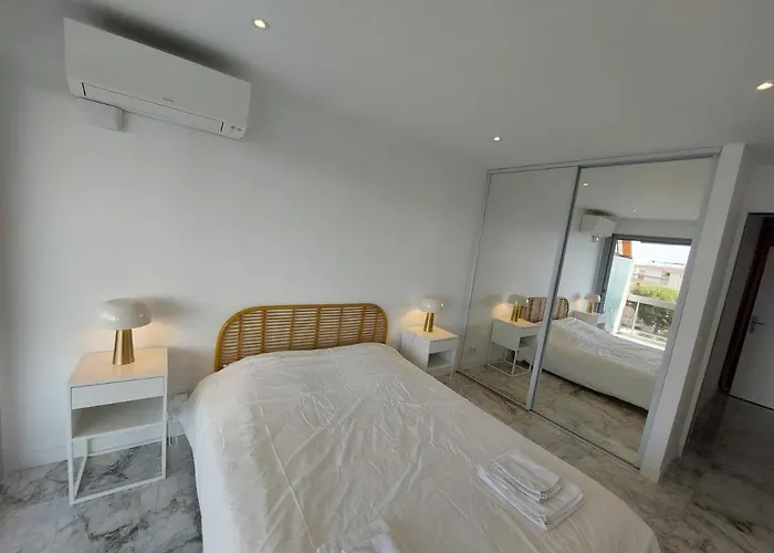 公寓 Superbe Climatise Proche Plages, Grande Terrasse Et Parking Prive 昂蒂布